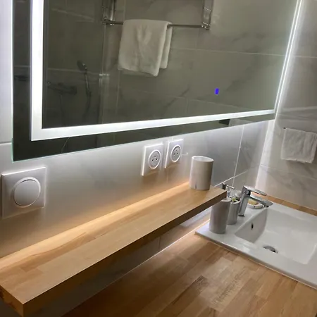 Neuf A Louer, Sacre Coeur Apartment