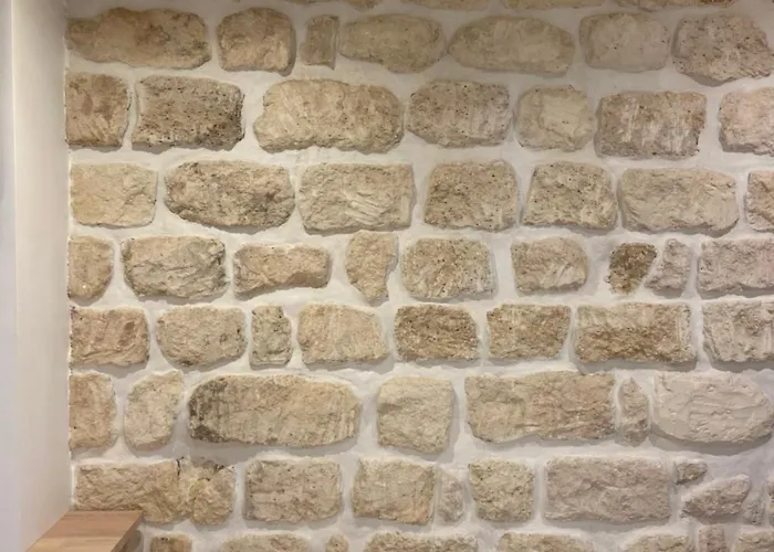 Neuf A Louer, Sacre Coeur